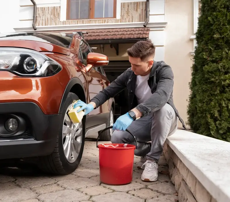 Lavage auto à domicile Polliat : professionnel intervenant sur un véhicule